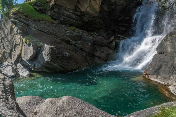 Strumień Płynie Między Skałami Tworzy Alpejski Wodospad — Zdjęcie stockowe