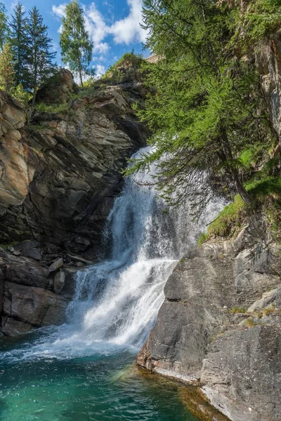 Potok Teče Mezi Skalami Vytváří Alpský Vodopád — Stock fotografie