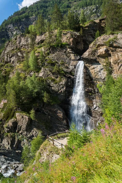Bäcken Rinner Mellan Klipporna Och Skapar Ett Alpint Vattenfall — Stockfoto
