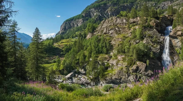 Stroomt Tussen Rotsen Creëert Een Alpiene Waterval — Stockfoto