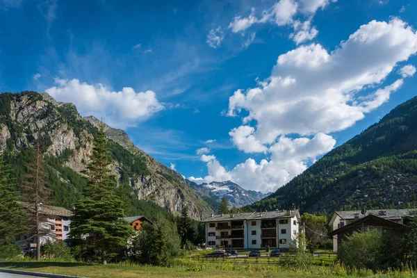 Vale Alpino Com Edifícios Vista Para Aldeia — Fotografia de Stock