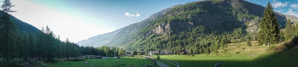 Alpental Mit Gebäuden Und Blick Auf Das Dorf — Stockfoto