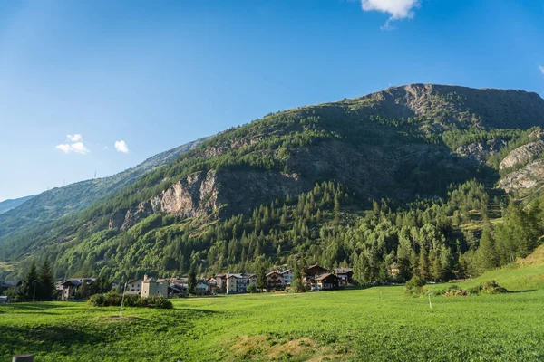 Alpenvallei Met Gebouwen Uitzicht Het Dorp — Stockfoto