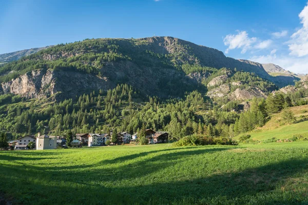 Alpské Údolí Budovami Výhledem Obec — Stock fotografie