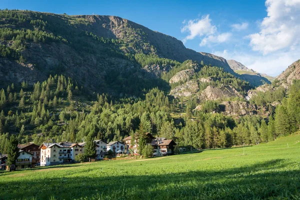 Alpin Dalgång Med Byggnader Och Utsikt Över Byn — Stockfoto