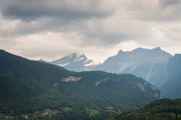 恶劣天气下阿尔卑斯山的山峰 — 图库照片