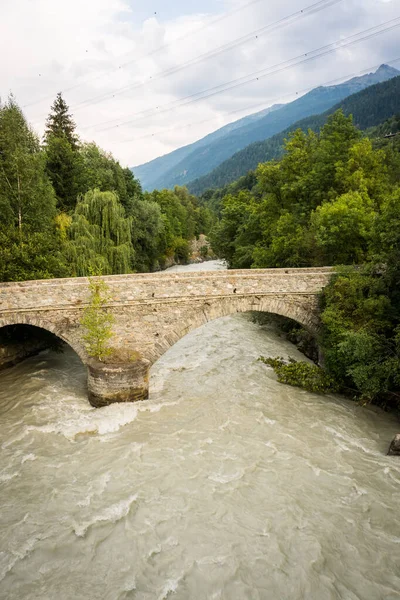 Alpský Potok Protékající Údolím Pod Kamenným Mostem — Stock fotografie