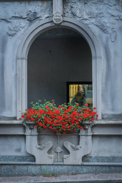 Oblouky Zdobené Vázami Plnými Květin — Stock fotografie