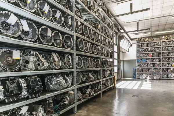 Otomatik iletimler, araba parçaları deposunun içinde.