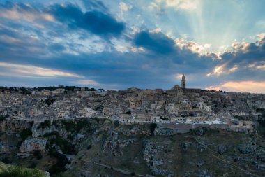 Gün batımında Murgia mağaralarından Matera manzarası