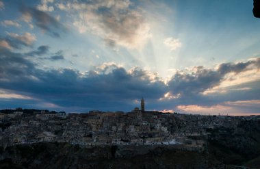 Gün batımında Murgia mağaralarından Matera manzarası