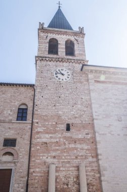 Umbria İtalya 'daki eski taş merkezde saat kulesi ve kemer.