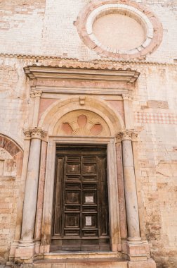 Umbria Italya 'da bir ortaçağ kasabasının tarihi merkezinde kapı aralığı