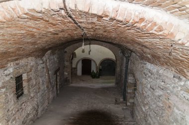 Ortaçağ şehrinin tarihi merkezinde taş kemerler.