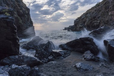 Akdeniz kıyısındaki körfezler ve dalgalı dalgalı dalgalar.