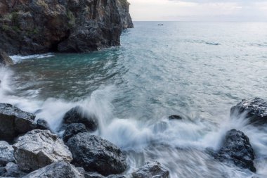 Akdeniz kıyısındaki körfezler ve dalgalı dalgalı dalgalar.