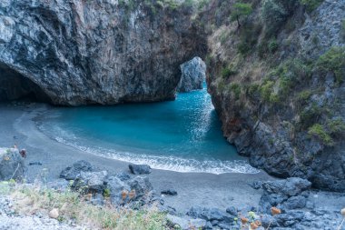 Deniz kıyısının güzel manzarası