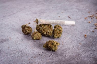 Kenevir otu ve spinel zaten yakın plan sarılmış.