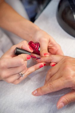 Güzellik atölyesinde manikür ve oje.