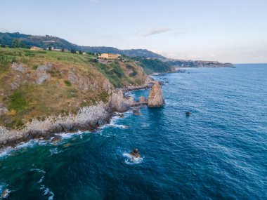 Tropea uçurumunun havadan çekilmiş fotoğrafı ve şeffaf mavi su.