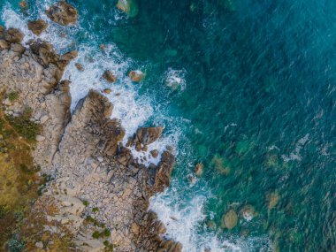 Tropea uçurumunun havadan çekilmiş fotoğrafı ve şeffaf mavi su.