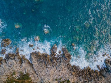 Tropea uçurumunun havadan çekilmiş fotoğrafı ve şeffaf mavi su.