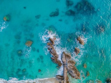 Tropea uçurumunun havadan çekilmiş fotoğrafı ve şeffaf mavi su.