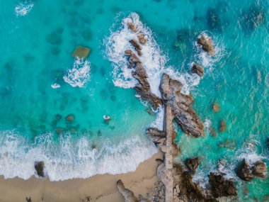 Tropea uçurumunun havadan çekilmiş fotoğrafı ve şeffaf mavi su.