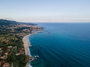 Tropea uçurumunun havadan çekilmiş fotoğrafı ve şeffaf mavi su.