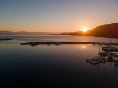 Tekneler gün batımında rıhtıma yanaştı.