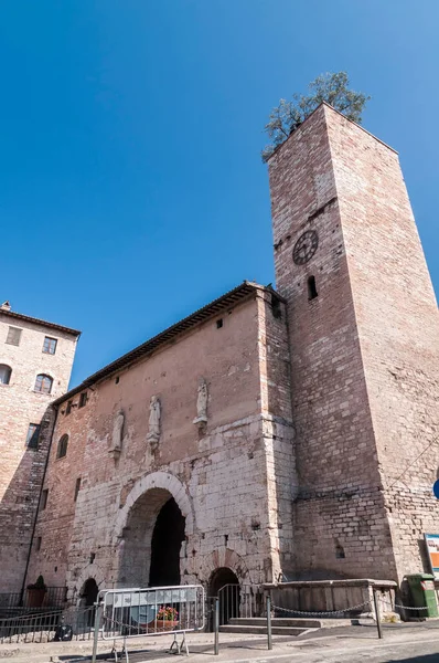 Klokkentoren Boog Het Oude Stenen Centrum Een Stad Umbrië Italië — Stockfoto