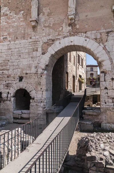 意大利Umbria的一个小镇上的一个古老的石头中心的拱门 — 图库照片