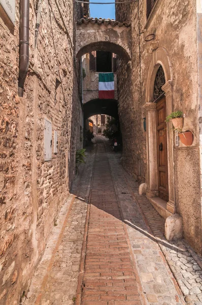 意大利翁布里亚一个中世纪城镇的历史中心 有装饰花的小巷 — 图库照片