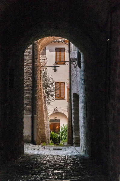 意大利翁布里亚一个中世纪城镇的历史中心 有装饰花的小巷 — 图库照片