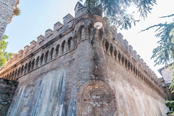 Ortaçağ Şehrinin Tarihi Merkezindeki Kale Duvarları — Stok fotoğraf