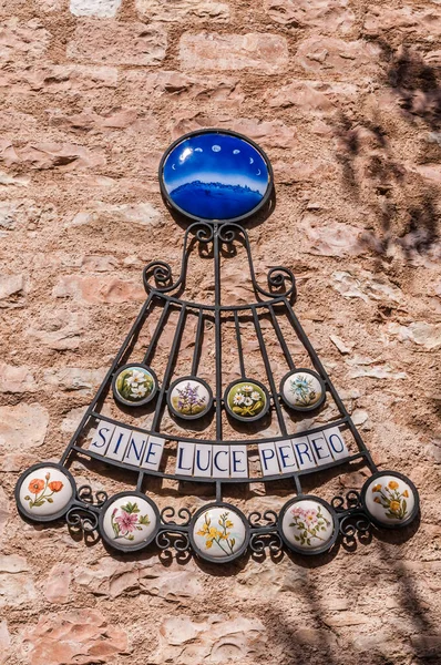 Zegar Słoneczny Zabytkowym Centrum Średniowiecznego Miasta — Zdjęcie stockowe