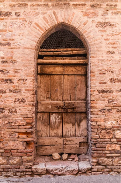 Staré Dřevěné Dveře Oknem — Stock fotografie
