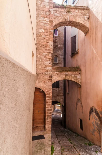 Ortaçağ Şehrinin Tarihi Merkezinde Taş Kemerler — Stok fotoğraf