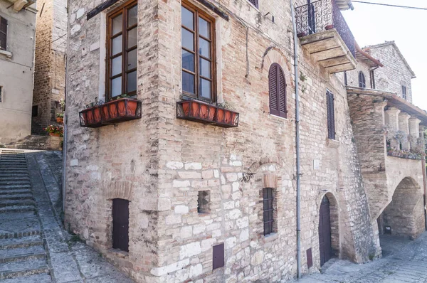 Aleja Ozdobnymi Kwiatami Zabytkowym Centrum Średniowiecznego Miasta Umbrii Włochy — Zdjęcie stockowe