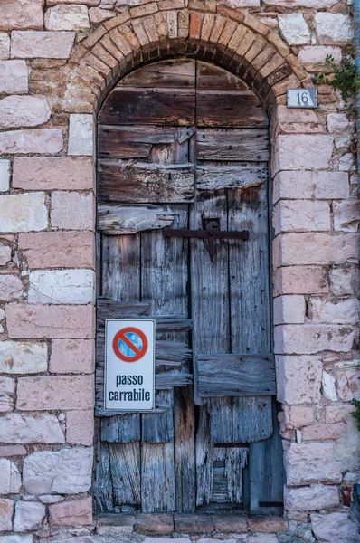 ウンブリアの中世の町の歴史的中心部の戸口イタリア — ストック写真