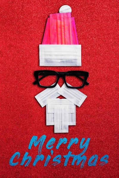 フェイスマスクで作られたメリークリスマスグリッターサンタクラス — ストック写真