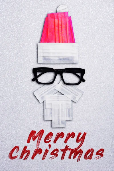 フェイスマスクで作られたメリークリスマスグリッターサンタクラス — ストック写真