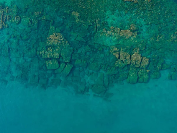 Аэрофото Скалы Прозрачной Голубой Воды — стоковое фото