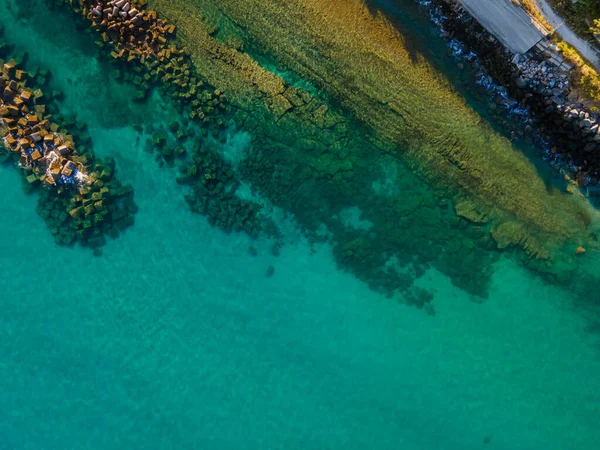 Аэрофото Скалы Прозрачной Голубой Воды — стоковое фото