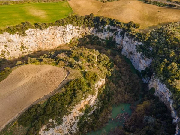 Gravina Nehrinin Geçitleri Kayaların Üzerine Oyulmuş Kanyonlar Ekili Tarlalar — Stok fotoğraf