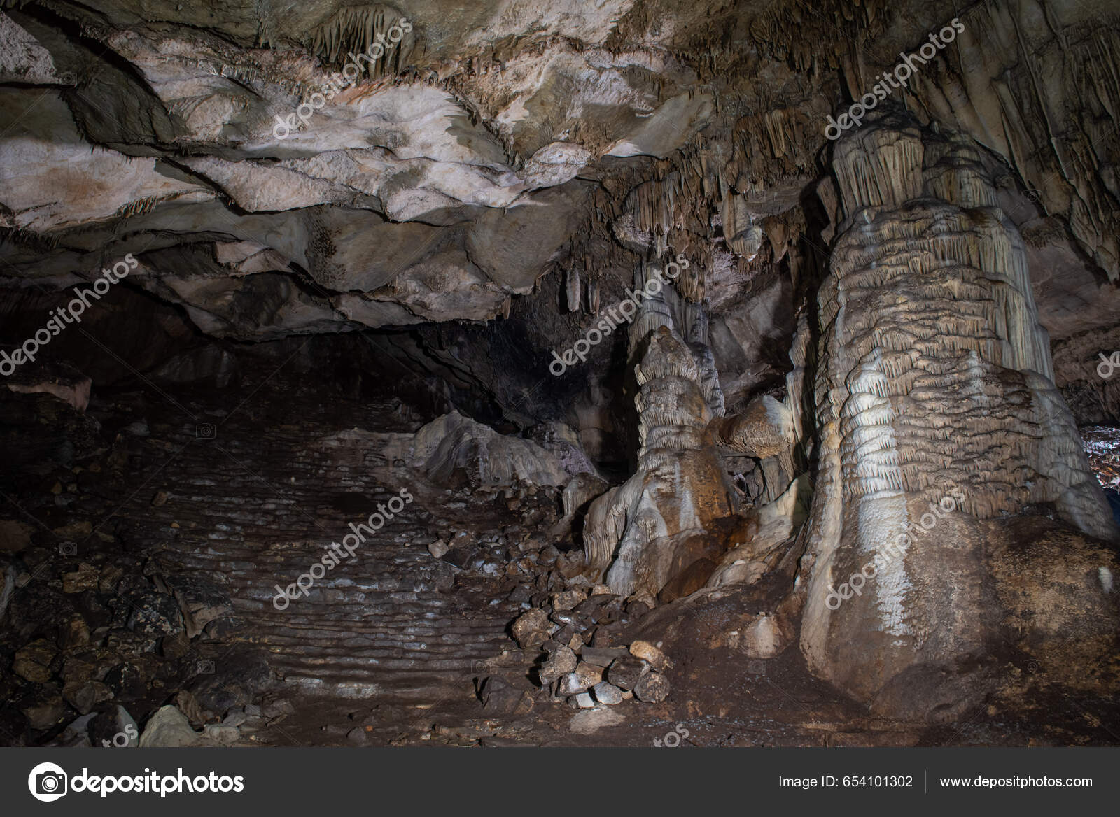 Large Central Chamber Cave Columns Stalactites Stalagmites — Stock ...