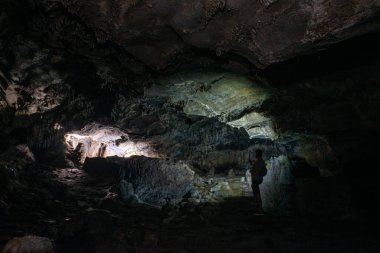Sarkıt ve dikitler ile mağara iç