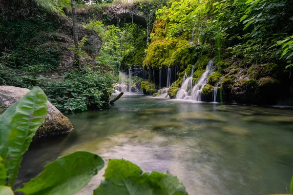 Rio Flui Jusante Através Floresta Selvagem Criando Cachoeiras Que Fluem — Fotografia de Stock
