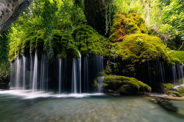 森の中の失われた滝 本当の冒険のための魅惑的な場所 — ストック写真