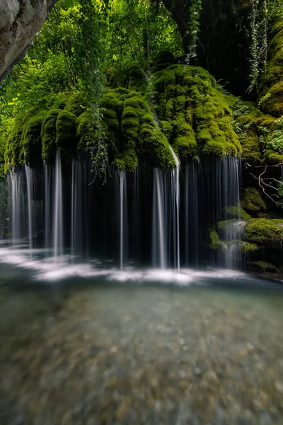 Водопад Лесу Очаровательное Место Настоящих Приключений — стоковое фото